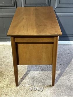 Bureau compact en teck vintage des années 1950 par James Leonard pour Esavian avec clé