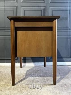 Bureau compact en teck vintage des années 1950 par James Leonard pour Esavian avec clé