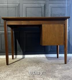 Bureau compact en teck vintage des années 1950 par James Leonard pour Esavian avec clé