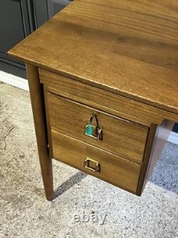 Bureau compact en teck vintage des années 1950 par James Leonard pour Esavian avec clé