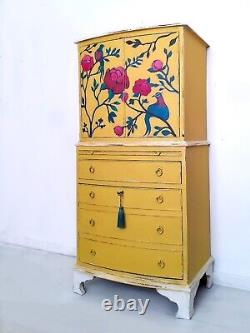 Cabinet De Boissons Vintage. Armoire Florale Jaune Peinte À La Main. Détresse