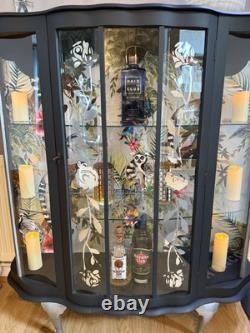 Cabinet à gin vintage avec façade arrondie / Cabinet d'exposition revalorisé noir et argent