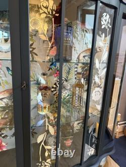 Cabinet à gin vintage avec façade arrondie / Cabinet d'exposition revalorisé noir et argent