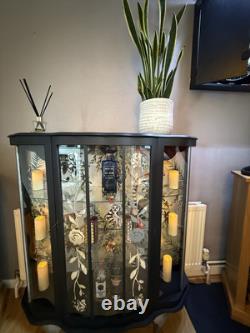 Cabinet à gin vintage avec façade arrondie / Cabinet d'exposition revalorisé noir et argent