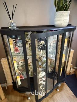 Cabinet à gin vintage avec façade arrondie / Cabinet d'exposition revalorisé noir et argent