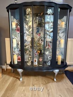 Cabinet à gin vintage avec façade arrondie / Cabinet d'exposition revalorisé noir et argent