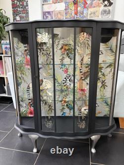 Cabinet à gin vintage avec façade arrondie / Cabinet d'exposition revalorisé noir et argent