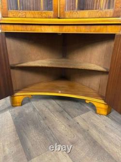 Cabinet d'angle concave en if reproduction