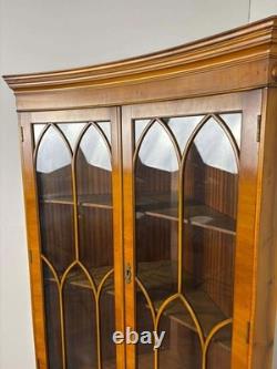 Cabinet d'angle concave en if reproduction