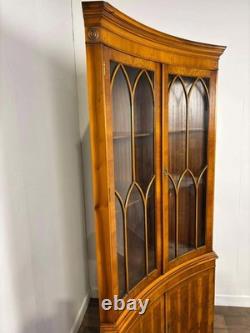 Cabinet d'angle concave en if reproduction