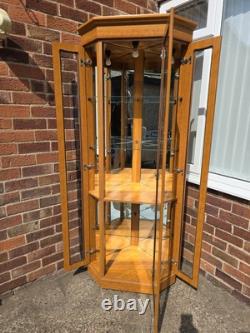 Cabinet d'angle en bois avec portes en verre, 3 portes, 4 étagères, en très bon état