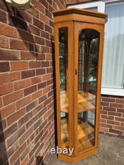 Cabinet d'angle en bois avec portes en verre, 3 portes, 4 étagères, en très bon état