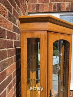 Cabinet d'angle en bois avec portes en verre, 3 portes, 4 étagères, en très bon état