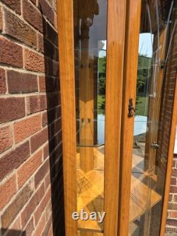 Cabinet d'angle en bois avec portes en verre, 3 portes, 4 étagères, en très bon état