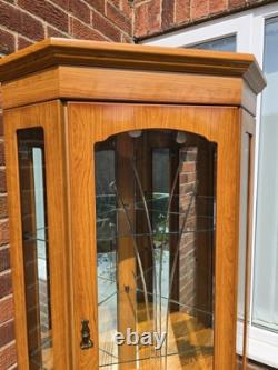 Cabinet d'angle en bois avec portes en verre, 3 portes, 4 étagères, en très bon état