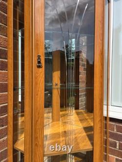 Cabinet d'angle en bois avec portes en verre, 3 portes, 4 étagères, en très bon état