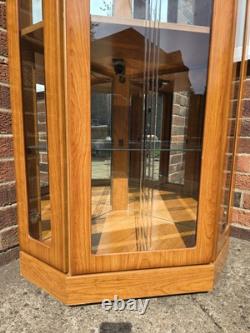 Cabinet d'angle en bois avec portes en verre, 3 portes, 4 étagères, en très bon état