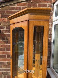 Cabinet d'angle en bois avec portes en verre, 3 portes, 4 étagères, en très bon état