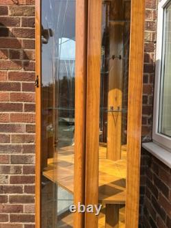 Cabinet d'angle en bois avec portes en verre, 3 portes, 4 étagères, en très bon état