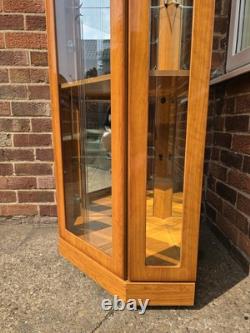 Cabinet d'angle en bois avec portes en verre, 3 portes, 4 étagères, en très bon état