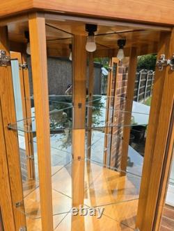 Cabinet d'angle en bois avec portes en verre, 3 portes, 4 étagères, en très bon état