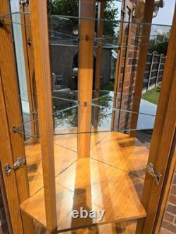 Cabinet d'angle en bois avec portes en verre, 3 portes, 4 étagères, en très bon état