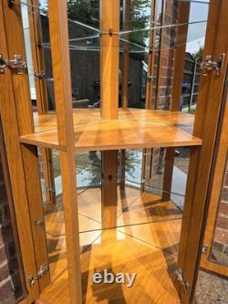 Cabinet d'angle en bois avec portes en verre, 3 portes, 4 étagères, en très bon état