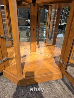 Cabinet d'angle en bois avec portes en verre, 3 portes, 4 étagères, en très bon état