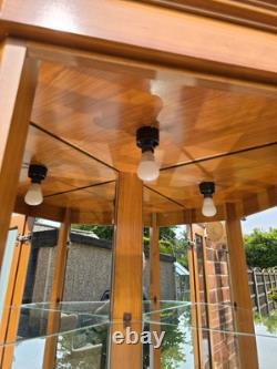 Cabinet d'angle en bois avec portes en verre, 3 portes, 4 étagères, en très bon état