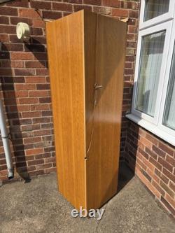 Cabinet d'angle en bois avec portes en verre, 3 portes, 4 étagères, en très bon état