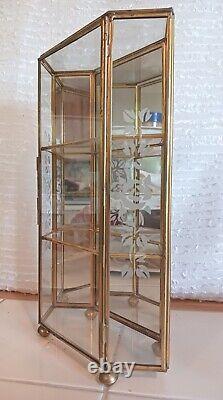 Cabinet d'exposition de curiosités en verre floral gravé & laiton avec miroir, table 10 T x 6 L