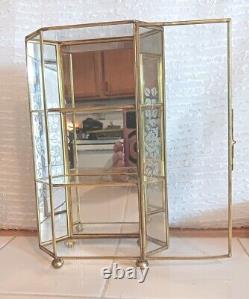 Cabinet d'exposition de curiosités en verre floral gravé & laiton avec miroir, table 10 T x 6 L