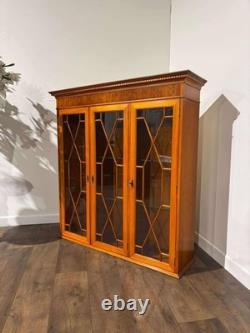 Cabinet d'exposition en bois de if