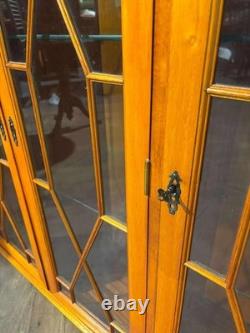 Cabinet d'exposition en bois de if