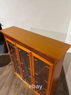 Cabinet d'exposition en bois de if