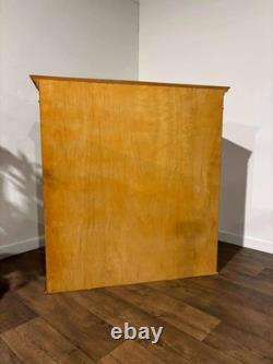 Cabinet d'exposition en bois de if