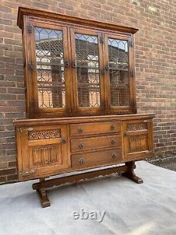 Cabinet d'exposition en chêne de style vintage, avec porte vitrée et charme ancien.
