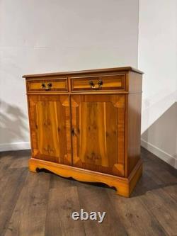 Cabinet en bois de if à deux portes et deux tiroirs