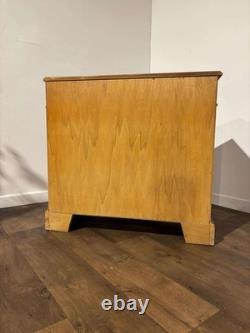 Cabinet en bois de if à deux portes et deux tiroirs