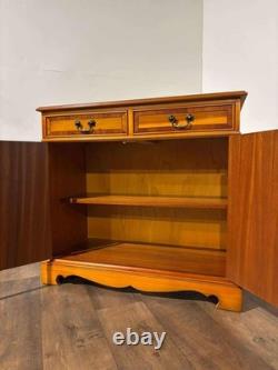 Cabinet en bois de if à deux portes et deux tiroirs