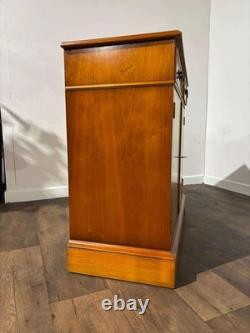 Cabinet en bois de if à deux portes et deux tiroirs