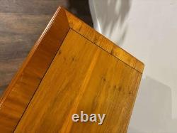 Cabinet en bois de if à deux portes et deux tiroirs