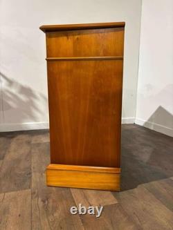 Cabinet en bois de if à deux portes et deux tiroirs