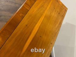 Cabinet en bois de if à deux portes et deux tiroirs