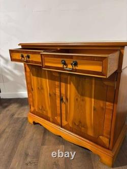 Cabinet en bois de if à deux portes et deux tiroirs