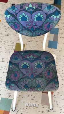 Chaise de salle à manger vintage rétro des années 60 avec assise en tissu floral kitsch en barkcloth bleu