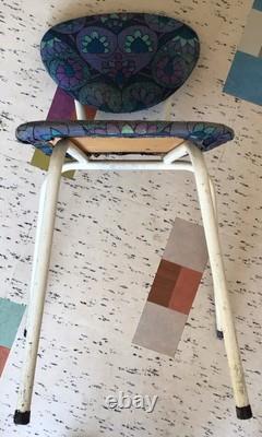 Chaise de salle à manger vintage rétro des années 60 avec assise en tissu floral kitsch en barkcloth bleu