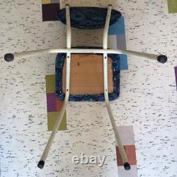 Chaise de salle à manger vintage rétro des années 60 avec assise en tissu floral kitsch en barkcloth bleu
