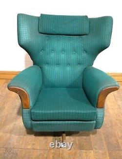 Chaise relaxante à dossier inclinable, pivotante et à ailes rétro et vintage, boutonnée.