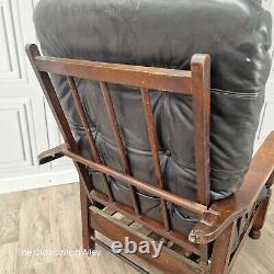 Chaise vintage en bois de milieu de siècle avec accoudoirs en cuir / vinyle rétro scandinave MCM danois